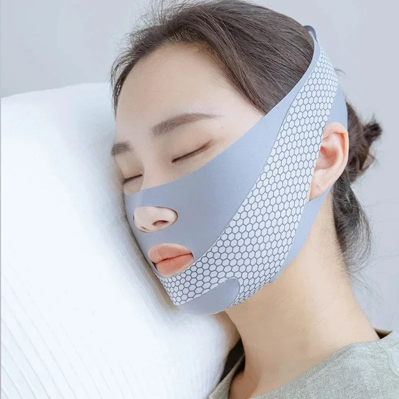 Lifting du visage avec le bandeau amincissant. relaxant, remodelage, réduction du double menton, amincissement du visage, massage du visage